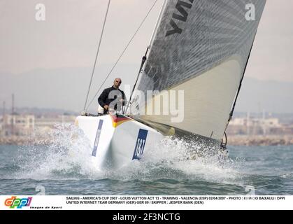 VOILE - COUPE DE L'AMÉRIQUE 2007 - LOUIS VUITTON ACT 13 - FORMATION - VALENCE (ESP) 02/04/2007 - PHOTO : IGNACIO BAAIXAULI / DPPI UNITED INTERNET TEAM ALLEMAGNE (GER) GER 89 / SKIPPER : JESPER BANK (DEN) Banque D'Images