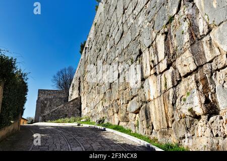 Fortification de l'acropole bien conservée à Alatri, en Italie, le mur mégalithique est formé de grands blocs calcaires Banque D'Images