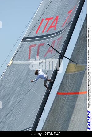 VOILE - COUPE DE L'AMÉRIQUE 2007 - VALENCIA LOUIS VUITTON ACT 4 - JOUR 2 - 17/06/2005 - PHOTO : IGNACIO BAAIXAULI / DPPI MASCALZONE LATINO ÉQUIPE CAPITALIA (ITA) MASTMAN Banque D'Images