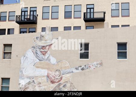 Photo murale géante d'un cow-boy qui joue de la guitare, le centre-ville de Denver, Colorado, USA. Banque D'Images