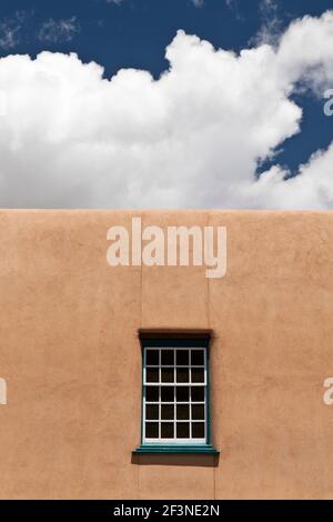 Détail de la façade d'une fenêtre dans le Cristo Rey adobe Église, Santa Fe, Nouveau Mexique, USA. Banque D'Images