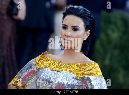 Photo du dossier datée du 2 mai 2016, de demi Lovato participant au Gala des avantages de l'Institut de costumes de Manus x Machina à l'âge de la technologie au Metropolitan Museum of Art de New York, NY, États-Unis. - demi Lovato dit qu'elle a été violée quand elle avait seulement 15 ans et qu'elle travaillait pour la chaîne Disney à la fin des années 2000. Photo de Dennis Van Tine/ABACAPRESS.COM Banque D'Images