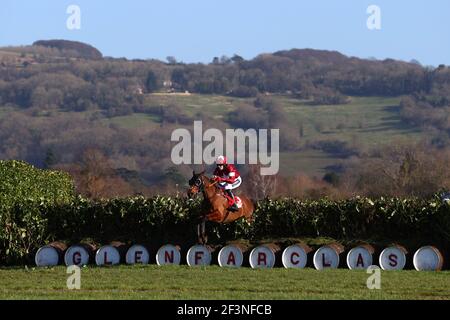 Tiger Roll, monté par Keith Donoghue, saute une clôture pendant la Glenfarclas Chase pendant la deuxième journée du Cheltenham Festival à Cheltenham Racecourse. Date de la photo: Mercredi 17 mars 2021. Banque D'Images