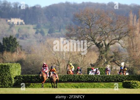 Tiger Roll (à gauche), monté par Keith Donoghue, est vu en tête de la meute lors de la Glenfarclas Chase pendant la deuxième journée du Cheltenham Festival à Cheltenham Racecourse. Date de la photo: Mercredi 17 mars 2021. Banque D'Images