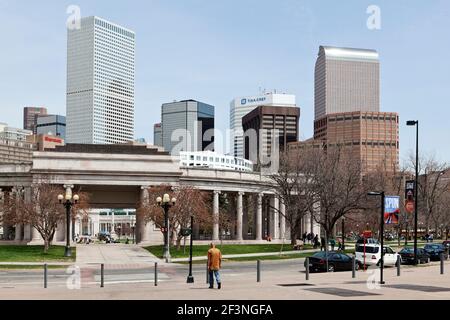 Vue générale de l'amphithéâtre grec du Denver Civic Center Park et du centre-ville de Denver, Colorado, États-Unis. Banque D'Images