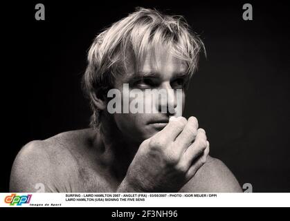 SURF - LAIRD HAMILTON 2007 - ANGLET (FRA) - 03/05/2007 - PHOTO : IGOR MEIJER / DPPI LAIRD HAMILTON (USA) SIGNANT LES CINQ SENS Banque D'Images