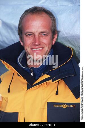 VOILE - LA COURSE - CHERBOURG (FRA) - 20001117 - PHOTO: IGOR MEIJER/DPPI CODE 02 LANCEMENT - AVENTURE EN ÉQUIPE - SKIPPER: CAM LEWIS (USA) - RICHARD DEPPE (USA) Banque D'Images
