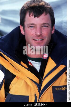 VOILE - LA COURSE - CHERBOURG (FRA) - 20001117 - PHOTO: IGOR MEIJER/DPPI CODE 02 LANCEMENT - AVENTURE EN ÉQUIPE - SKIPPER: CAM LEWIS (USA) - ROB MILES (USA) Banque D'Images