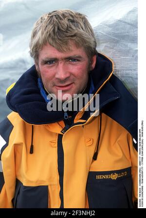 VOILE - LA COURSE - CHERBOURG (FRA) - 20001117 - PHOTO: IGLOR MEIJER/DPPI CODE 02 LANCEMENT - AVENTURE EN ÉQUIPE - SKIPPER: CAM LEWIS (USA) - YANN ELIES (FRA) Banque D'Images