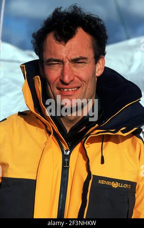 VOILE - LA COURSE - CHERBOURG (FRA) - 20001117 - PHOTO: IGOR MEIJER/DPPI CODE 02 LANCEMENT - AVENTURE EN ÉQUIPE - SKIPPER: CAM LEWIS (USA) - FRÉDÉRIC CARRERE (FRA) Banque D'Images