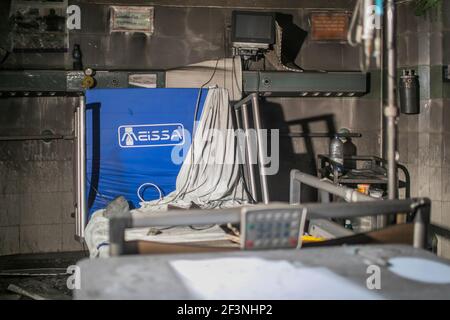 Dhaka, Bangladesh. 17 mars 2021. Matériel médical endommagé et lits vus à l'unité de soins intensifs (USI) du coronavirus COVID-19 du Dhaka Medical College après qu'un incendie a éclaté, laissant trois patients Covid19 morts. Crédit : SOPA Images Limited/Alamy Live News Banque D'Images