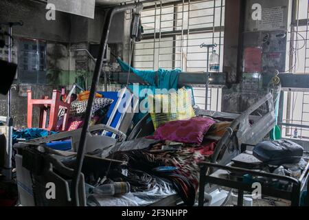 Dhaka, Bangladesh. 17 mars 2021. Matériel médical endommagé et lits vus à l'unité de soins intensifs (USI) du coronavirus COVID-19 du Dhaka Medical College après qu'un incendie a éclaté, laissant trois patients Covid19 morts. Crédit : SOPA Images Limited/Alamy Live News Banque D'Images