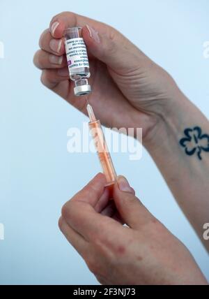 Gillian Bruce, coordinatrice de l'équipe de vaccination du NHS Forth Valley, charge une seringue avec un vaccin sur le campus de Stirling du Forth Valley College, alors que le gouvernement écossais annonce avoir vacciné plus de deux millions de personnes, alors que les mesures de confinement pour l'Écosse continentale se poursuivent. Date de la photo: Mercredi 17 mars 2021. Banque D'Images