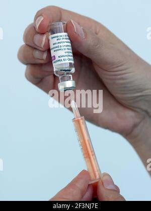 Gillian Bruce, coordinatrice de l'équipe de vaccination du NHS Forth Valley, charge une seringue avec un vaccin sur le campus de Stirling du Forth Valley College, alors que le gouvernement écossais annonce avoir vacciné plus de deux millions de personnes, alors que les mesures de confinement pour l'Écosse continentale se poursuivent. Date de la photo: Mercredi 17 mars 2021. Banque D'Images