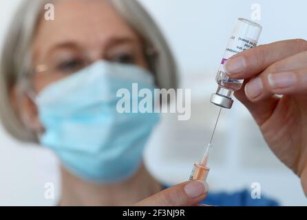 Gillian Bruce, coordinatrice de l'équipe de vaccination du NHS Forth Valley, charge une seringue avec un vaccin sur le campus de Stirling du Forth Valley College, alors que le gouvernement écossais annonce avoir vacciné plus de deux millions de personnes, alors que les mesures de confinement pour l'Écosse continentale se poursuivent. Date de la photo: Mercredi 17 mars 2021. Banque D'Images