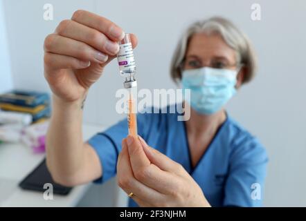 Gillian Bruce, coordinatrice de l'équipe de vaccination du NHS Forth Valley, charge une seringue avec un vaccin sur le campus de Stirling du Forth Valley College, alors que le gouvernement écossais annonce avoir vacciné plus de deux millions de personnes, alors que les mesures de confinement pour l'Écosse continentale se poursuivent. Date de la photo: Mercredi 17 mars 2021. Banque D'Images