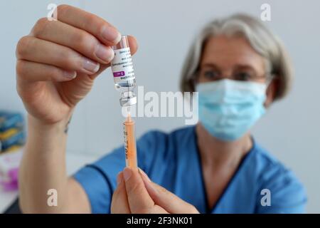 Gillian Bruce, coordinatrice de l'équipe de vaccination du NHS Forth Valley, charge une seringue avec un vaccin sur le campus de Stirling du Forth Valley College, alors que le gouvernement écossais annonce avoir vacciné plus de deux millions de personnes, alors que les mesures de confinement pour l'Écosse continentale se poursuivent. Date de la photo: Mercredi 17 mars 2021. Banque D'Images
