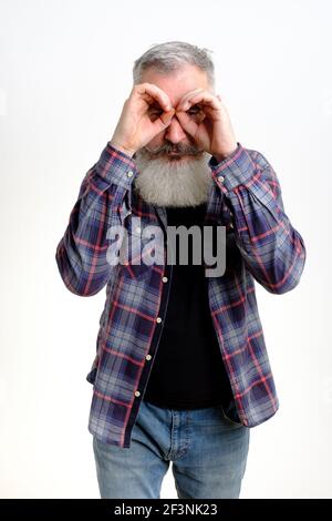 Studio portrait d'homme barbu mature qui a fait des jumelles avec des palmiers, concept de recherche, fond blanc Banque D'Images