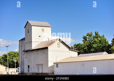 Big Rock, Illinois, États-Unis. Un vénérable élévateur de grain en métal ondulé installé le long de voies ferrées dans une petite communauté agricole Banque D'Images