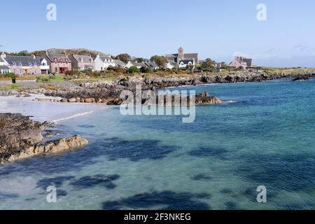 Le village de Baile Mor et l'abbaye, vus du quai d'Iona, en Écosse Banque D'Images