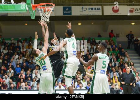 Mike Mayers d'Ostende et défense de Hugo Invernizzi, Alade Amonu et Lahaou Konate de Nanterre 92 pendant la Ligue des Champions de basket, Groupe D, match entre Nanterre 92 et Ostende le 1er novembre 2017 au Palais des Sports de Nanterre, France - photo I-HARIS / DPPI Banque D'Images