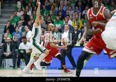 David Logan de SIG Strasbourg et Heiko Schaffartzik de Nanterre 92 lors du championnat de France Pro UN match de basket-ball entre Nanterre 92 et SIG Strasbourg le 30 octobre 2017 au Palais des Sports Maurice Thorez à Nanterre, France - photo I-HARIS / DPPI Banque D'Images