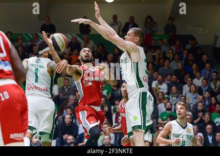 David Logan de SIG Strasbourg et Terran Petteway de Nanterre 92 lors du championnat de France Pro UN match de basket-ball entre Nanterre 92 et SIG Strasbourg le 30 octobre 2017 au Palais des Sports Maurice Thorez à Nanterre, France - photo I-HARIS / DPPI Banque D'Images