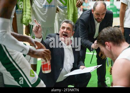 Pascal Donnadieu, entraîneur de Nanterre 92 donne des instructions pendant la Ligue des Champions de basket, Groupe D, match entre Nanterre 92 et Ostende le 1er novembre 2017 au Palais des Sports de Nanterre, France - photo I-HARIS / DPPI Banque D'Images