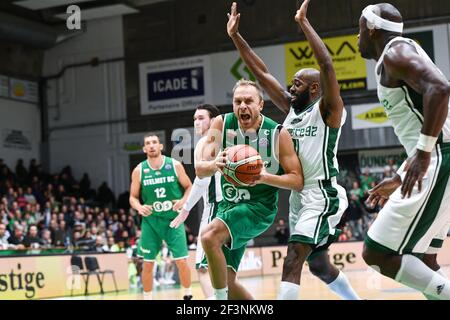 Lukasz Koszarek de l'équipe Zielona Gora et défense de Jamar Wilson de Nanterre92 lors de la Ligue des Champions, Groupe D, match de basket-ball entre Nanterre 92 et Stelmet Zielona Gora le 14 novembre 2017 au Palais des Sports Maurice Thorez à Nanterre, France - photo I-HARIS / DPPI Banque D'Images