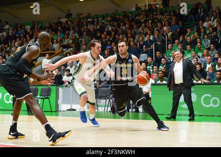 Chase Fieler d'Ostende et Hugo Invernizzi de Nanterre 92 pendant la Ligue des Champions de basket, Groupe D, match entre Nanterre 92 et Ostende le 1er novembre 2017 au Palais des Sports de Nanterre, France - photo I-HARIS / DPPI Banque D'Images