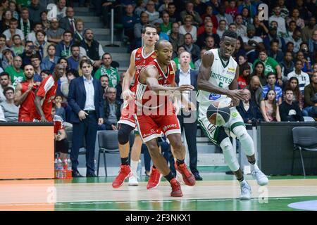 Lahaou Konate de Nanterre 92 et Darion Atkins de SIG Strasbourg lors du championnat de France Pro UN match de basket-ball entre Nanterre 92 et SIG Strasbourg le 30 octobre 2017 au Palais des Sports Maurice Thorez à Nanterre, France - photo I-HARIS / DPPI Banque D'Images