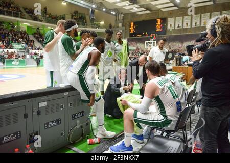 Pascal Donnadieu, entraîneur de Nanterre 92 donne des instructions pendant la Ligue des Champions de basket, Groupe D, match entre Nanterre 92 et Ostende le 1er novembre 2017 au Palais des Sports de Nanterre, France - photo I-HARIS / DPPI Banque D'Images