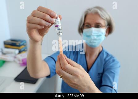 Gillian Bruce, coordinatrice de l'équipe de vaccination du NHS Forth Valley, charge une seringue avec un vaccin sur le campus de Stirling du Forth Valley College, alors que le gouvernement écossais annonce avoir vacciné plus de deux millions de personnes, alors que les mesures de confinement pour l'Écosse continentale se poursuivent. Date de la photo: Mercredi 17 mars 2021. Banque D'Images