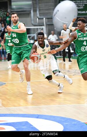 Lahaou Konate de Nanterre92 et défense d'Armani Moore de Zielona Gora pendant la Ligue des Champions, Groupe D, match de basket-ball entre Nanterre 92 et Stelmet Zielona Gora le 14 novembre 2017 au Palais des Sports Maurice Thorez à Nanterre, France - photo I-HARIS / DPPI Banque D'Images