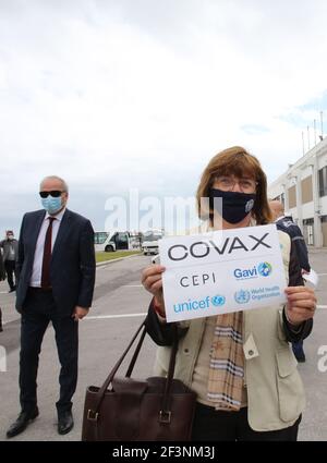 Tunis, Tunisie. 1er janvier 2000. Marilena viviani, représentante de l'UNICEF en Tunisie, vu lors d'une cérémonie marquant l'arrivée de 93,600 doses du vaccin Pfizer/BioNTech à l'aéroport international de Tunis-Carthage. Ce premier lot de vaccins a été acquis dans le cadre du mécanisme multilatéral COVAX, financé en grande partie par l'Union européenne et ses États membres. Crédit : Jdidi Wassim/SOPA Images/ZUMA Wire/Alay Live News Banque D'Images