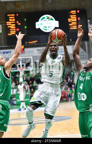 Tourné de Lahaou Konate de Nanterre92 et défense d'Armani Moore de Zielona Gora pendant la Ligue des Champions, Groupe D, match de basket-ball entre Nanterre 92 et Stelmet Zielona Gora le 14 novembre 2017 au Palais des Sports Maurice Thorez à Nanterre, France - photo I-HARIS / DPPI Banque D'Images