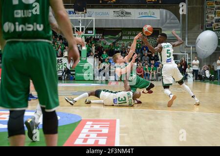 Col de Filip Matczak de l'équipe Zielona Gora et défense de Lahaou Konate de Nanterre92 pendant la Ligue des Champions, Groupe D, match de basket-ball entre Nanterre 92 et Stelmet Zielona Gora le 14 novembre 2017 au Palais des Sports Maurice Thorez à Nanterre, France - photo I-HARIS / DPPI Banque D'Images