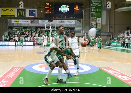 Armani Moore de Zielona Gora équipe avec Jamar Wilson et Lahaou Konate de Nanterre92 pendant la Ligue des Champions, Groupe D, match de basket-ball entre Nanterre 92 et Stelmet Zielona Gora le 14 novembre 2017 au Palais des Sports Maurice Thorez à Nanterre, France - photo I-HARIS / DPPI Banque D'Images