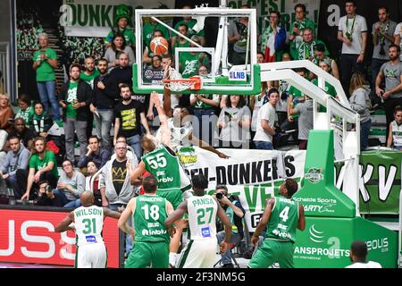 Tourné de Lahaou Konate de Nanterre92 et défense de Lukasz Koszarek de Zielona Gora lors de la Ligue des Champions, Groupe D, match de basket-ball entre Nanterre 92 et Stelmet Zielona Gora le 14 novembre 2017 au Palais des Sports Maurice Thorez à Nanterre, France - photo I-HARIS / DPPI Banque D'Images