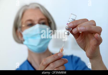 Gillian Bruce, coordinatrice de l'équipe de vaccination du NHS Forth Valley, charge une seringue avec un vaccin sur le campus de Stirling du Forth Valley College, alors que le gouvernement écossais annonce avoir vacciné plus de deux millions de personnes, alors que les mesures de confinement pour l'Écosse continentale se poursuivent. Date de la photo: Mercredi 17 mars 2021. Banque D'Images