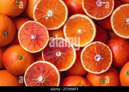 Beaucoup d'oranges sanguines, entières et coupées en deux (plein format) Banque D'Images