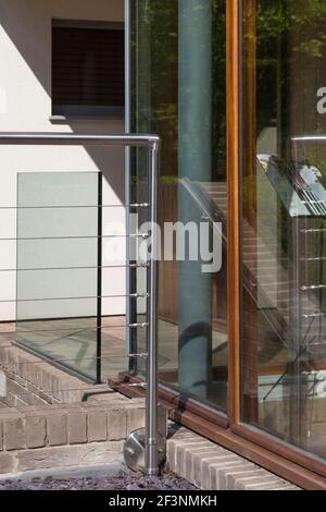 Détail de l'écran à l'extérieur glacé porte avant d'une maison familiale moderne. Les étapes d'entrée. Banque D'Images