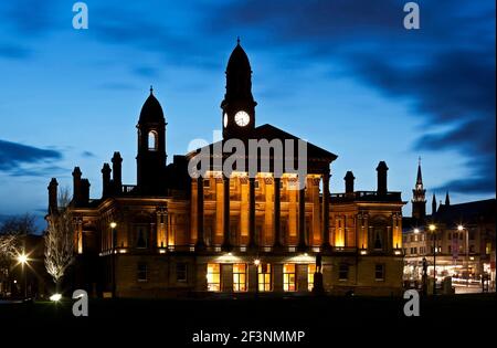 Hôtel de ville de Paisley. Un bâtiment du XIXe siècle de style classique, éclairé la nuit. Tours et flèches dans le ciel nocturne. Banque D'Images