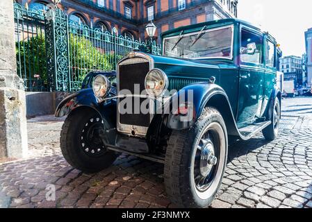 Naples, Italie - 9 septembre 2019 : ancienne voiture rétro des années 1920 de la marque Peugeot garée dans une rue de Naples, Italie Banque D'Images