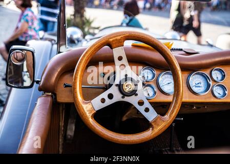 Naples, Italie - 9 septembre 2019 : volant et tableau de bord en bois d'une vieille voiture rétro des années 1920 de la marque Mercedes Benz garée sur une rade Banque D'Images