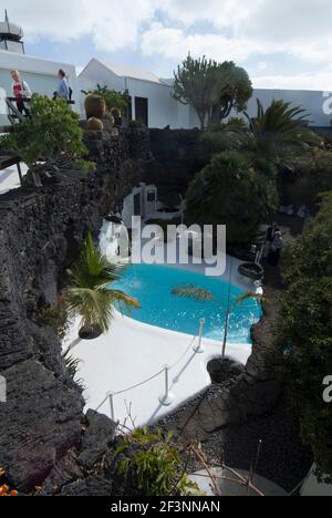 Piscine sur le terrain de la Fundacio Cesar Manrique, la maison spécialement conçue de l'architecte le plus célèbre de l'île, Lanzarote, Espagne Banque D'Images