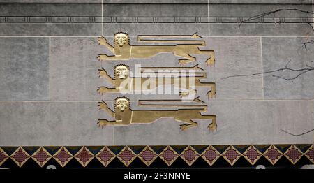 Détail de la scupture Arms of England sur le bâtiment britannique Empirse, Rockefella Center. Banque D'Images