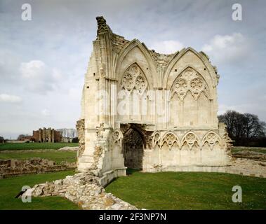 THORNTON ABBAYE, Lincolnshire du Nord. Vestiges de la Salle Capitulaire octogonale vus de l'Est, avec la porterie au-delà. Banque D'Images