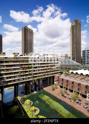 BARBICAN Centre, Londres. Vue de l'architecture brutaliste de la barbacane et maisons qui entourent le centre. Banque D'Images