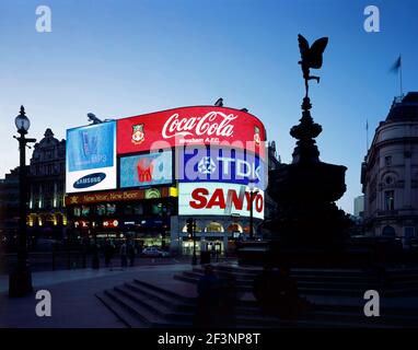 PICCADILLY CIRCUS, Cité de Westminster, Londres. Vue générale au crépuscule montrant les panneaux de néon et la silhouette du Mémorial de Shaftesbury, « Eros » l'Ange Banque D'Images